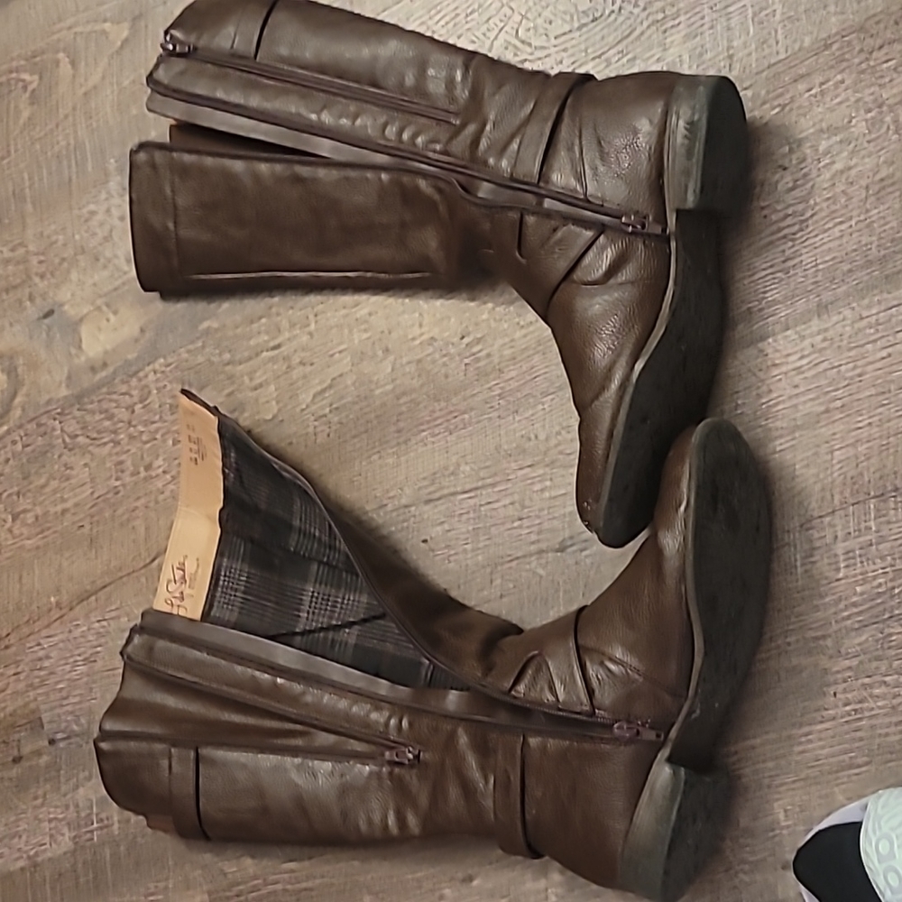 Boots - Picture 3 of 4